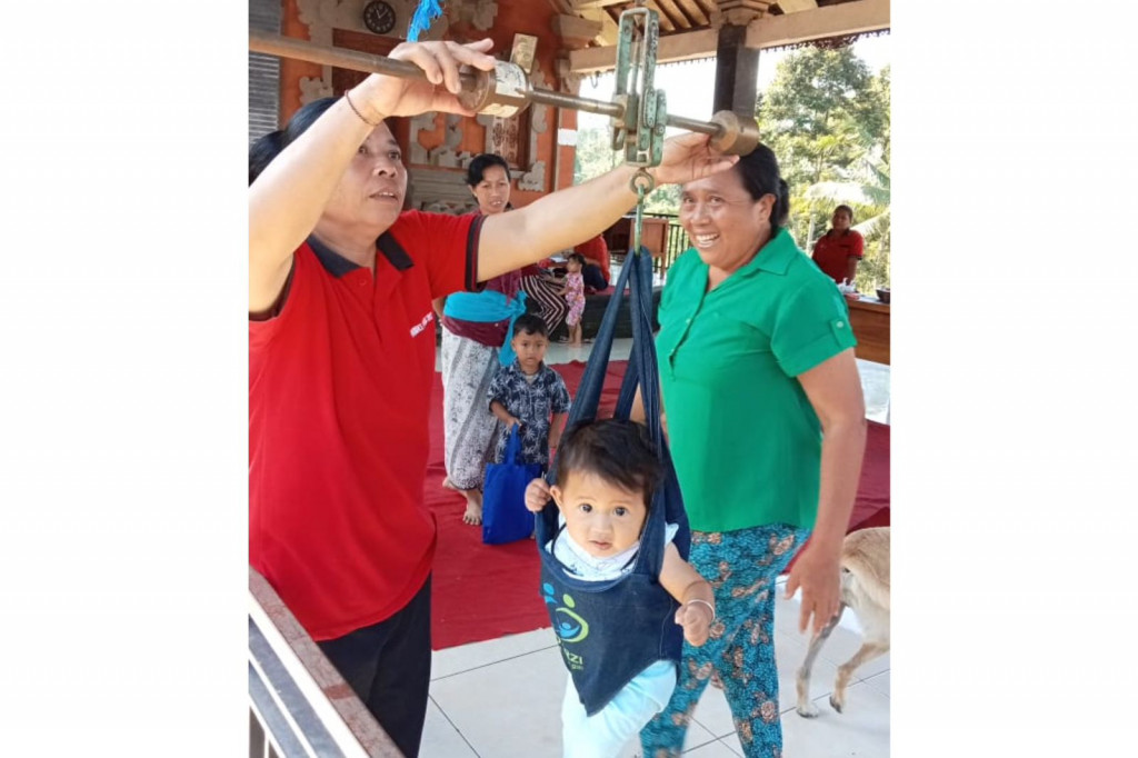 Kegiatan Posyandu, Memberikan Pelayanan Imunisasi Bagi Balita di Br.Petang dan Br.Munduk Damping ,Desa Petang